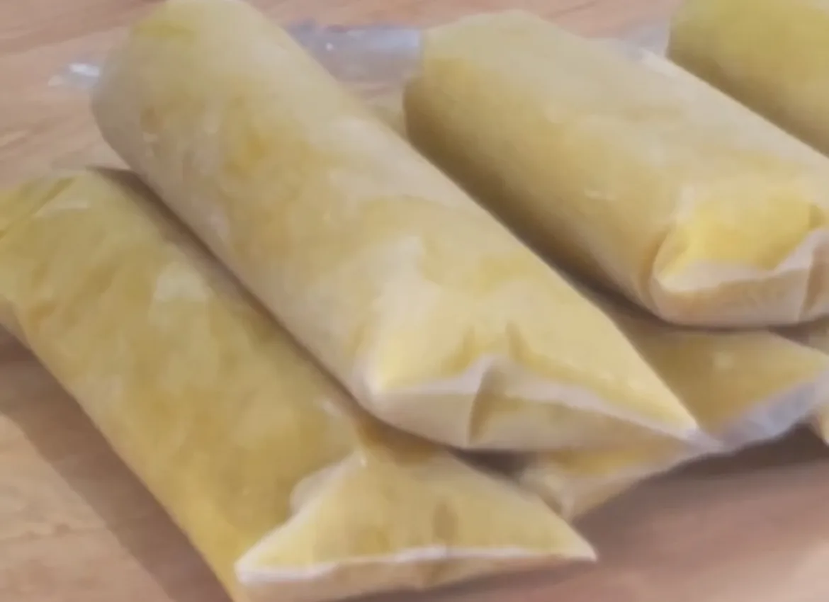 Picture of Bolis de Rompope (Mexican Eggnog Ice sticks)